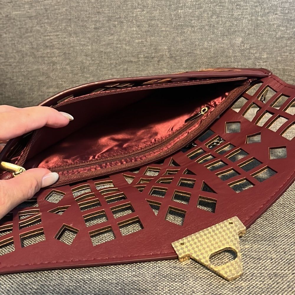Maroon cut out geometric chain purse - Picture 3 of 3